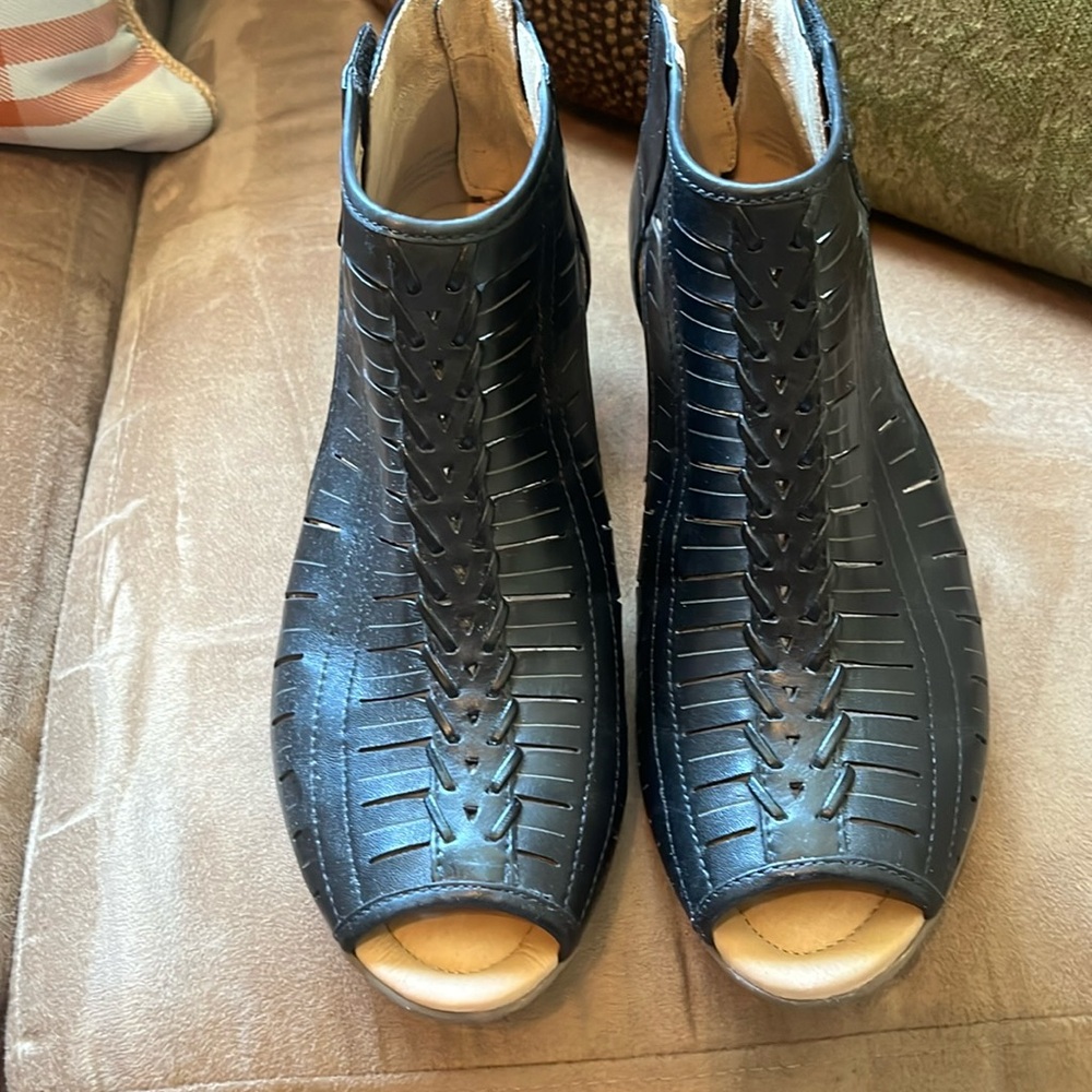 Earth Booties exceptional used condition